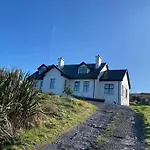 Drop Anchor House, Spacious 3 Bedroom Apartment, Fabulous Sea Views * Cleggan
