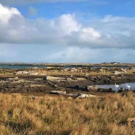 Drop Anchor House, Spacious 3 Bedroom Apartment, Fabulous Sea Views * Cleggan