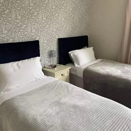 Drop Anchor House, Spacious 3 Bedroom Apartment, Fabulous Sea Views * Cleggan