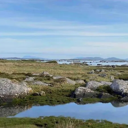 Drop Anchor House, Spacious 3 Bedroom Apartment, Fabulous Sea Views * Cleggan