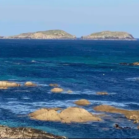 Drop Anchor House, Spacious 3 Bedroom Apartment, Fabulous Sea Views