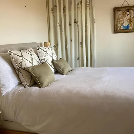 Daire Drop Anchor House, Spacious 3 Bedroom Apartment, Fabulous Sea Views