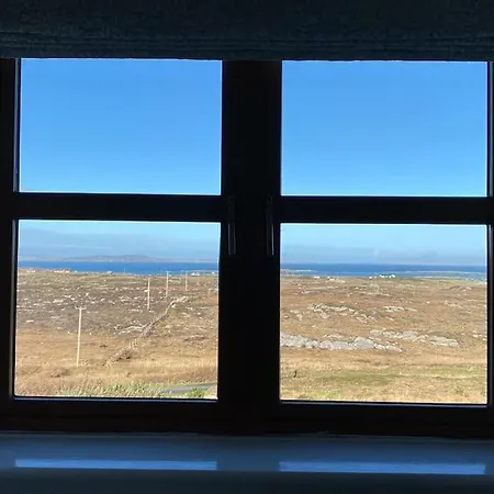 Drop Anchor House, Spacious 3 Bedroom Apartment, Fabulous Sea Views * Cleggan