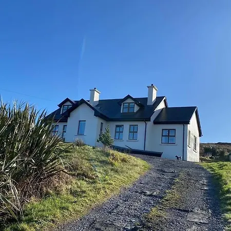 Drop Anchor House, Spacious 3 Bedroom Apartment, Fabulous Sea Views * Cleggan