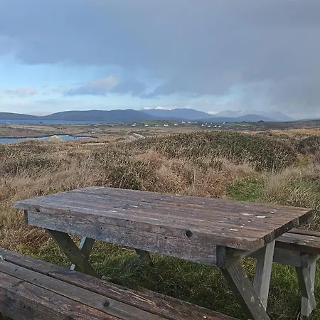 Drop Anchor House, Spacious 3 Bedroom Apartment, Fabulous Sea Views * Cleggan